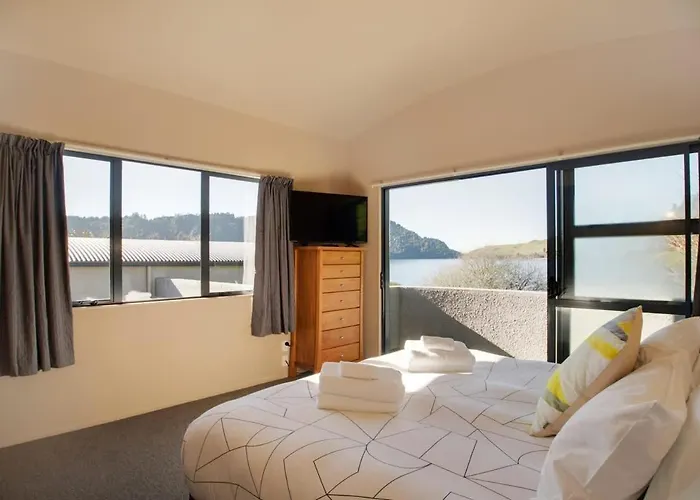 Waterfront Escape *